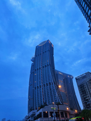 總要去趟重慶吧 吹吹嘉陵江的晚風(fēng) 走走南濱路 去趟長(zhǎng)江國(guó)際 感受山城的夏天